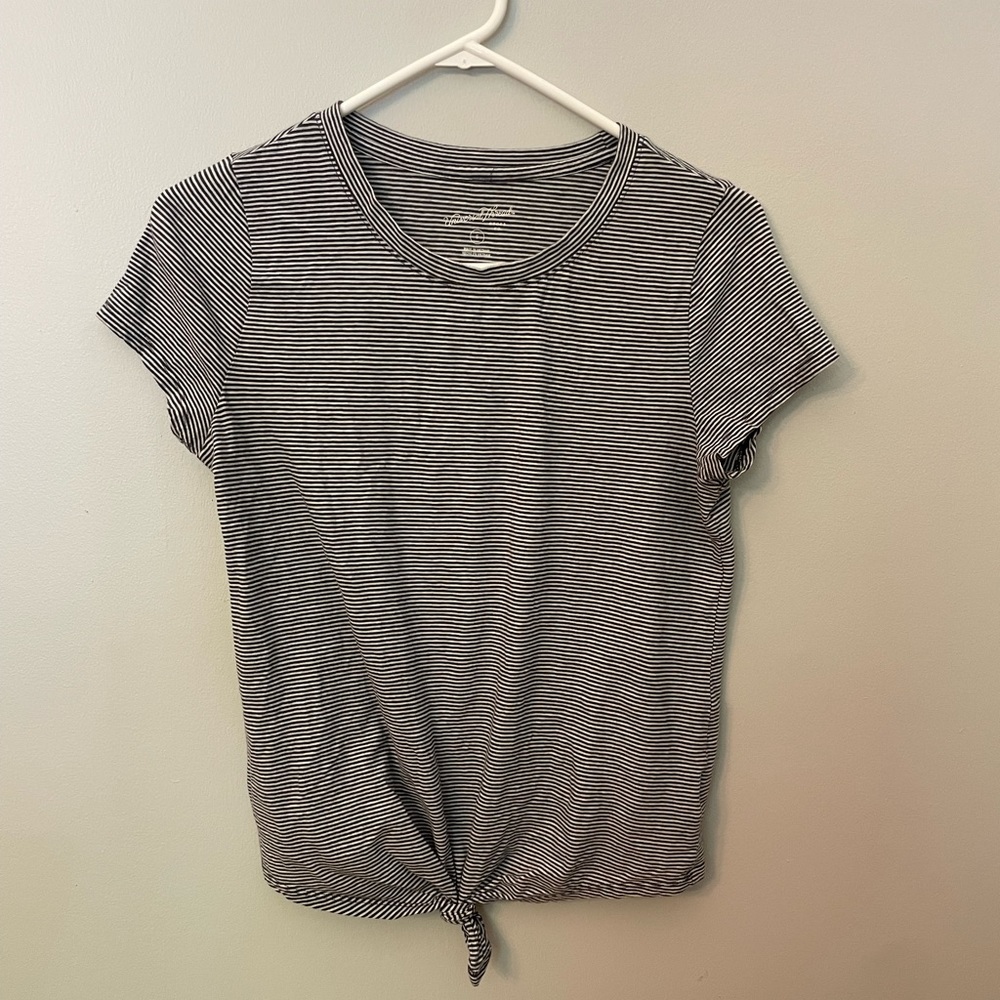 Universal Threads Knotted Crop Top